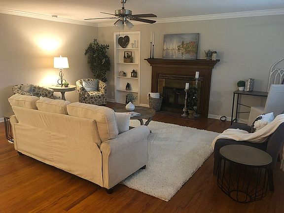Lg Living Room w/fireplace