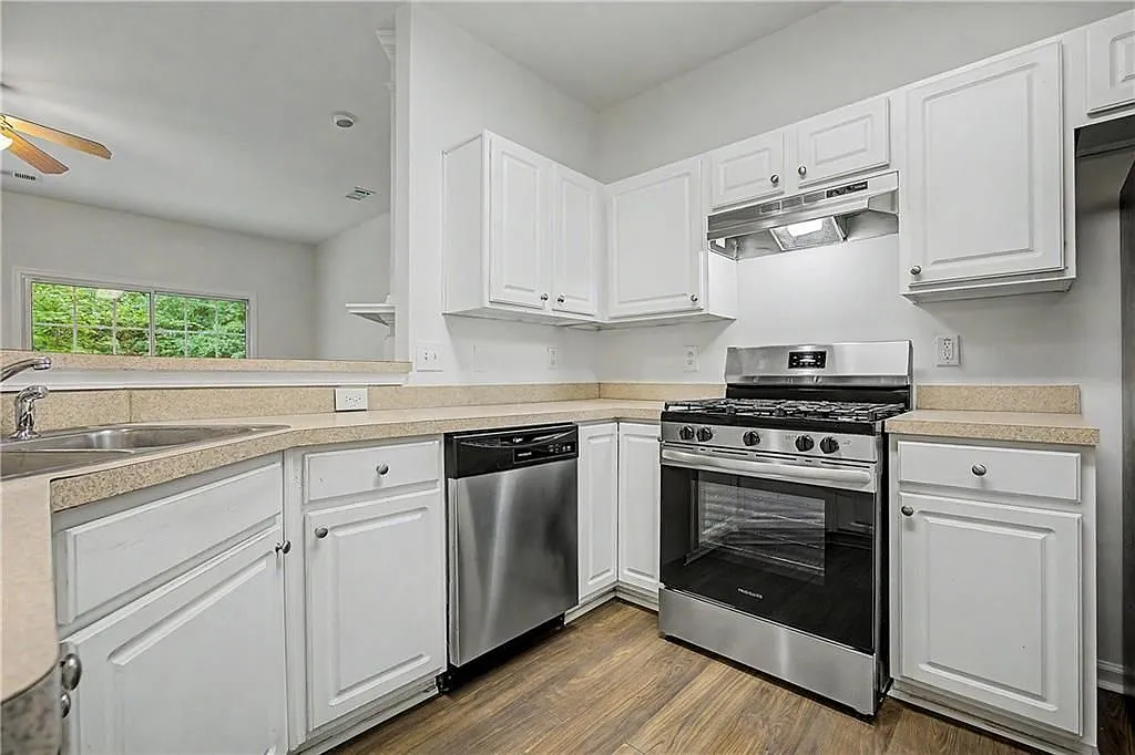 3 bed, 3.0 bath, 1644 sqft, $2,200 — Photo 3