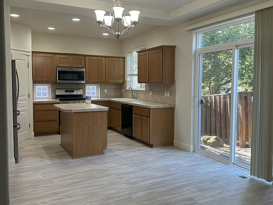 2nd image of 5412 NE 52nd St