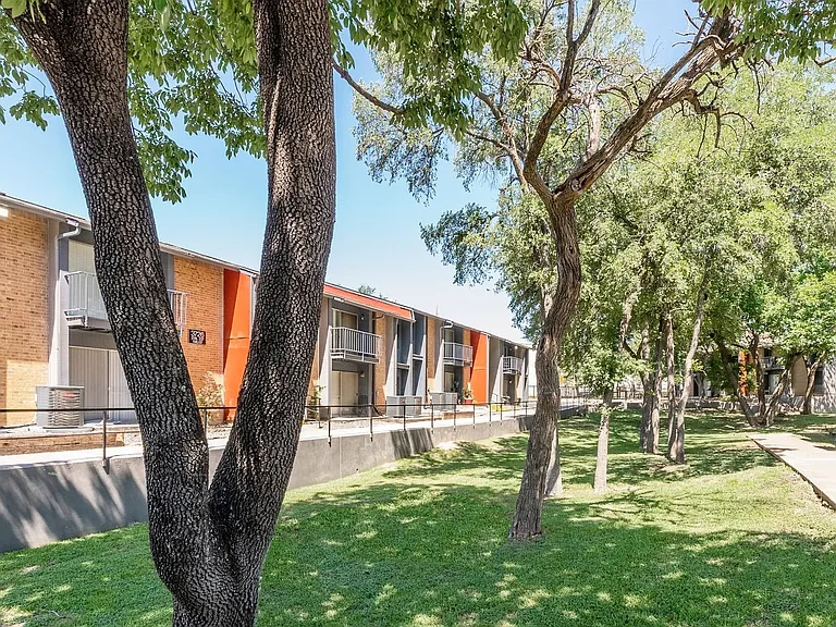 South Crest Apartments: All Bills Paid -Dazzling Dallas Apartments in Quiet Area! — Photo 78