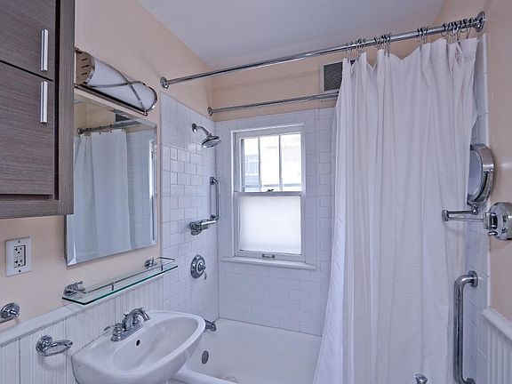 5th image of 1455 Wellesley Ave