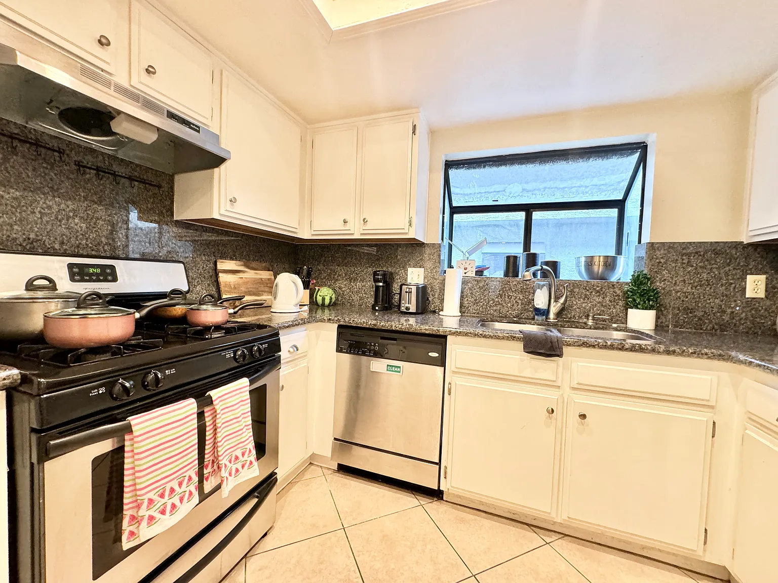 4 bed, 1572 sqft, $5,500 — Photo 4