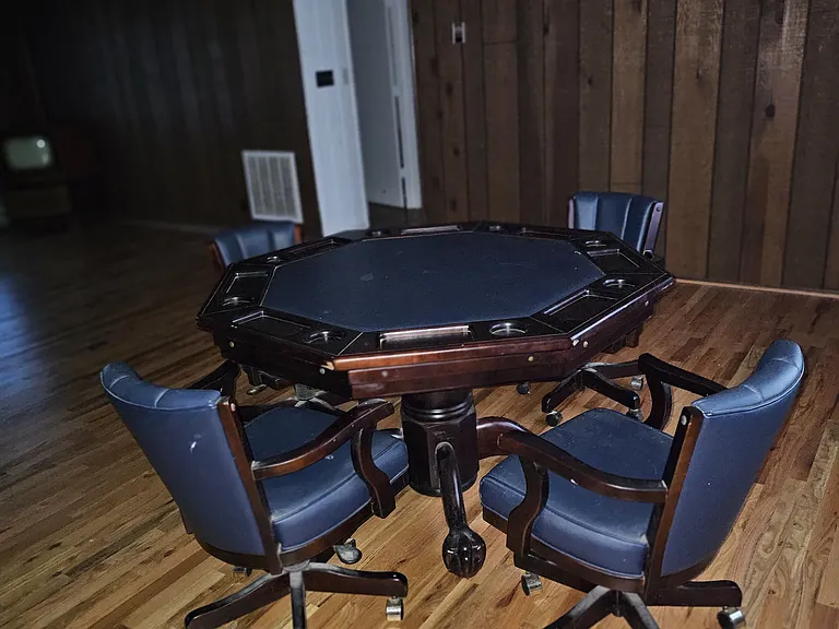 Bonus Room - Game Table