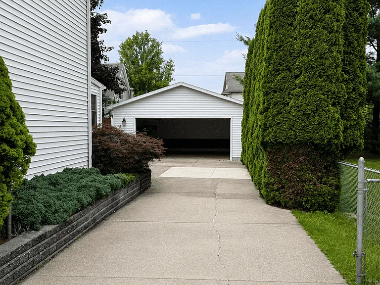 221 Burt St — Photo 21