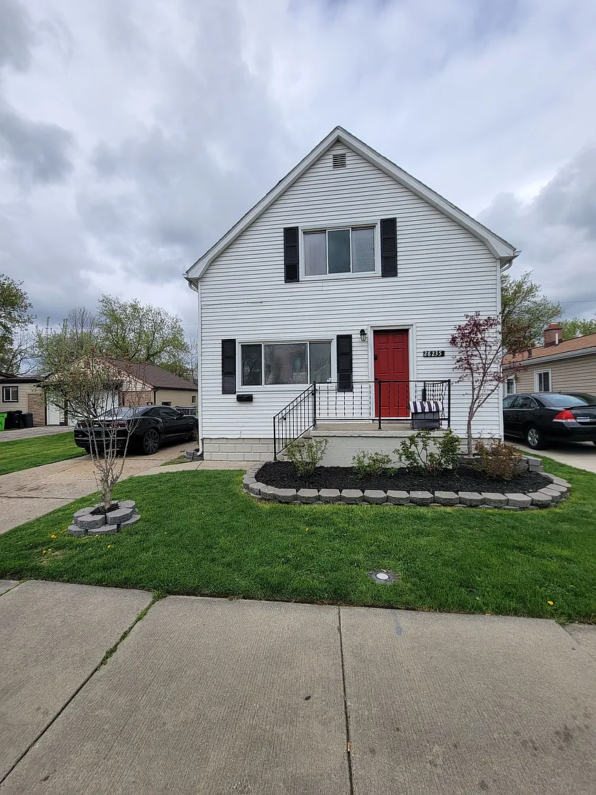 28235 Waverly St photo 1