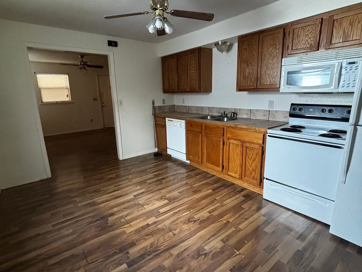 2 bed, 1000 sqft, $1,200 — Photo 3