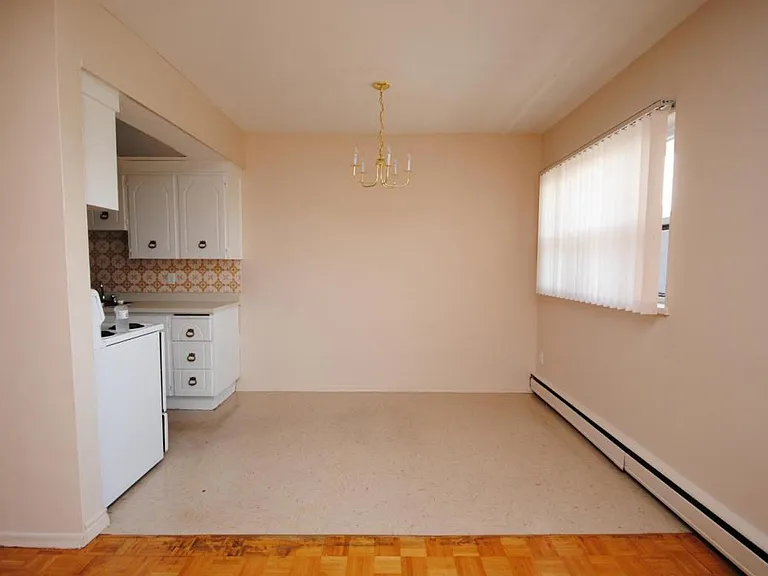 2583 King St E — Photo 4