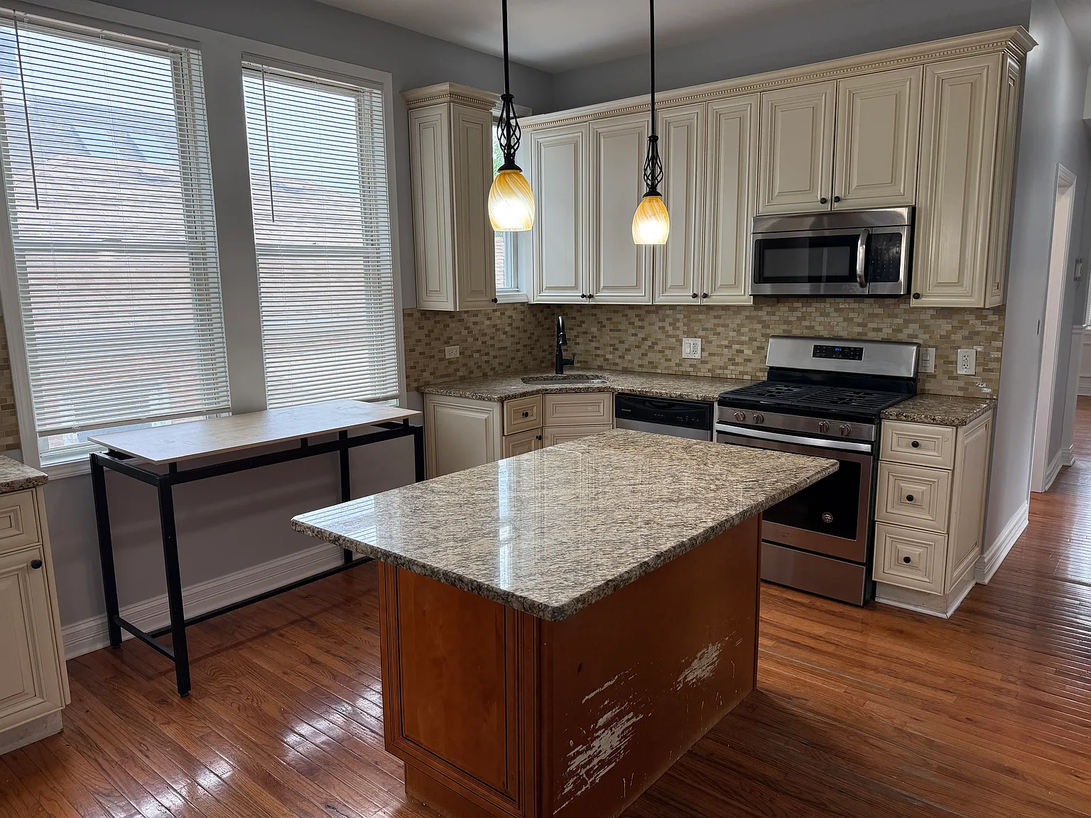 3 bed, 1200 sqft, $2,000 — Photo 2