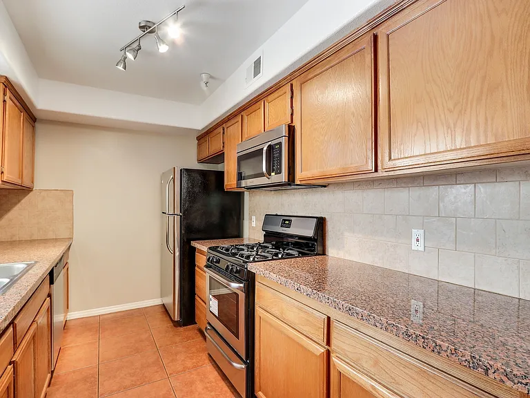 821 Wilcox — Photo 3