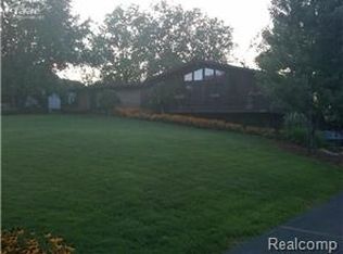 4476 Island View Dr, Fenton, MI 48430