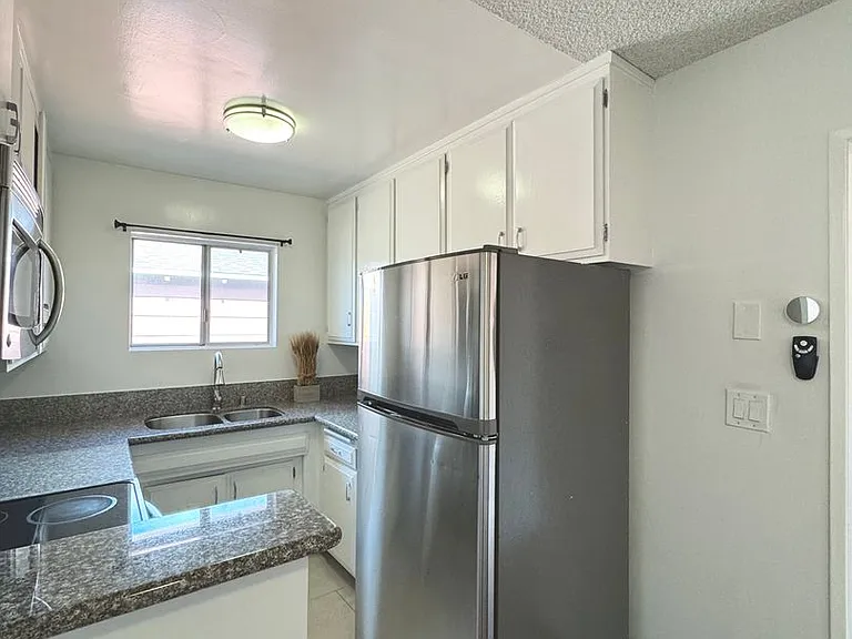 2106 S Bentley Ave — Photo 14