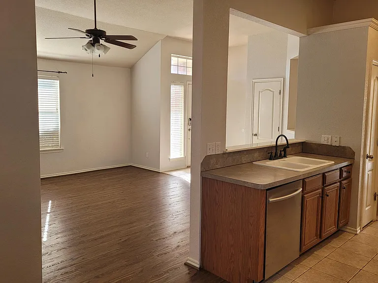 705 Shadowhill St — Photo 15