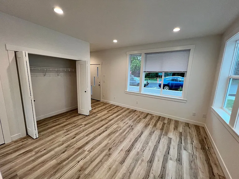 1223-1229 E Laurel St — Photo 37
