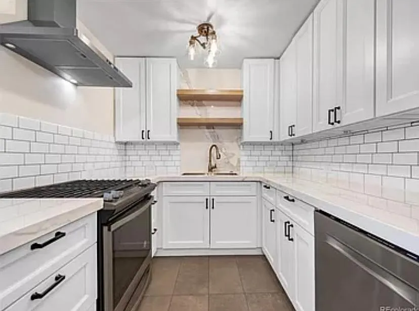 155 N Jackson St — Photo 2