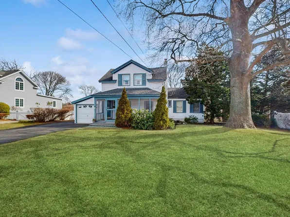 18 Dale Drive, Oakdale, NY 11769