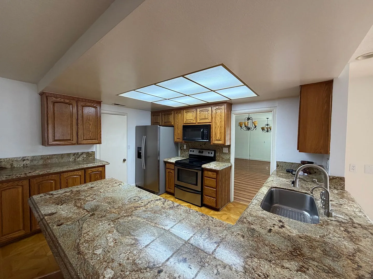 Large 5 bedroom, 2.5 bath home with RV parking — Photo 4