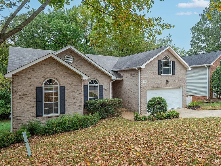 629 Magnolia Ln — Photo 2