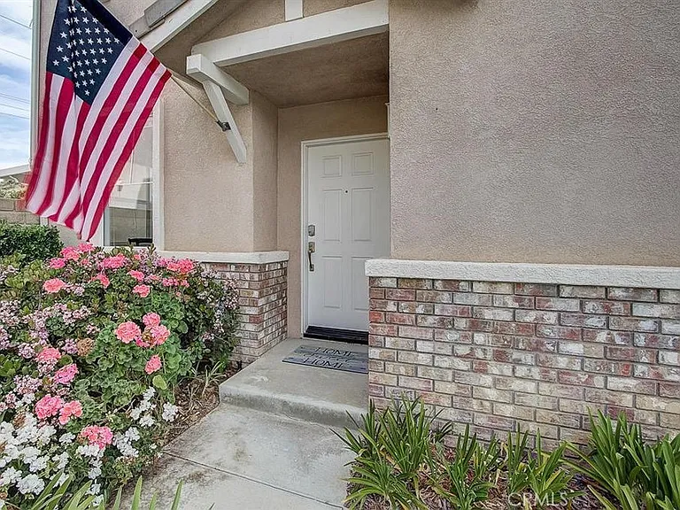 28545 Calex Dr — Photo 2