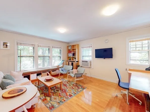 36 Ash St #204, Cambridge, MA 02138