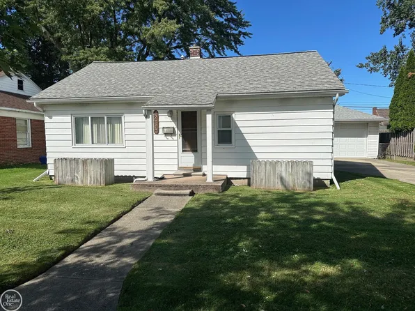 22313 Benjamin St, Saint Clair Shores, MI 48081