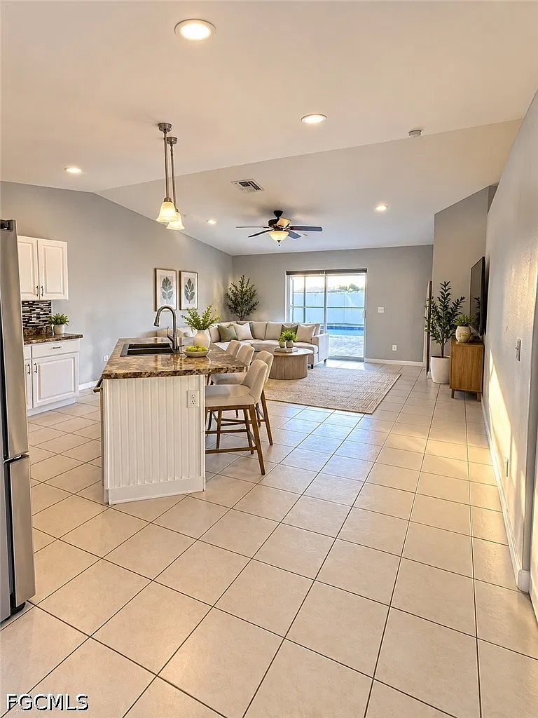 3 bed, 2.0 bath, 1300 sqft, $2,000 — Photo 2