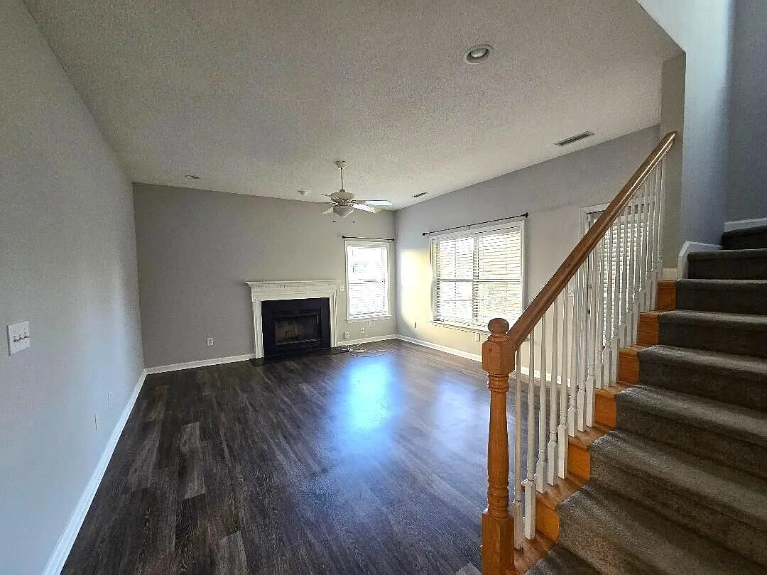 3 bed, 2.5 bath, 1700 sqft, $3,200 — Photo 4