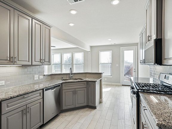 5th image of 521 Hutchinson Ln