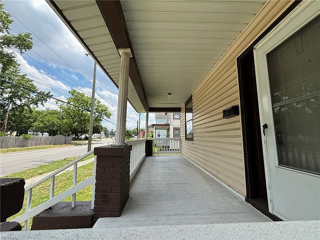 3 bed, 1.0 bath, 1152 sqft, $1,425 — Photo 2