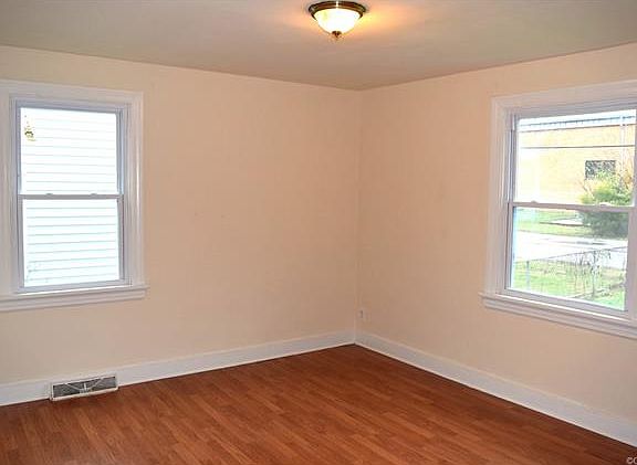5th image of 2207 Kenwood Ave