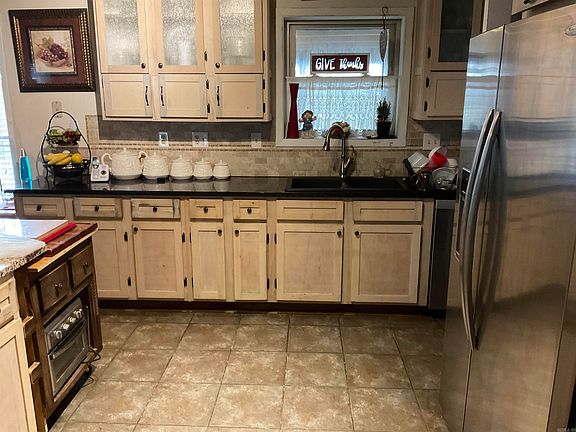 5th image of 379 Conner St