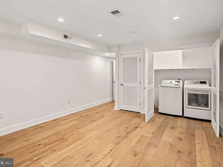 2403 Grays Ferry Ave — Photo 31