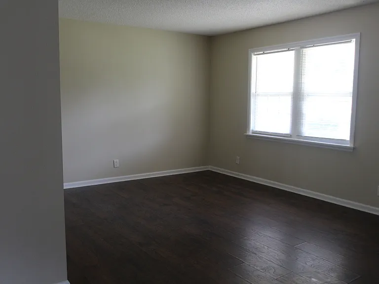 1403 Greenbrier Ct — Photo 3