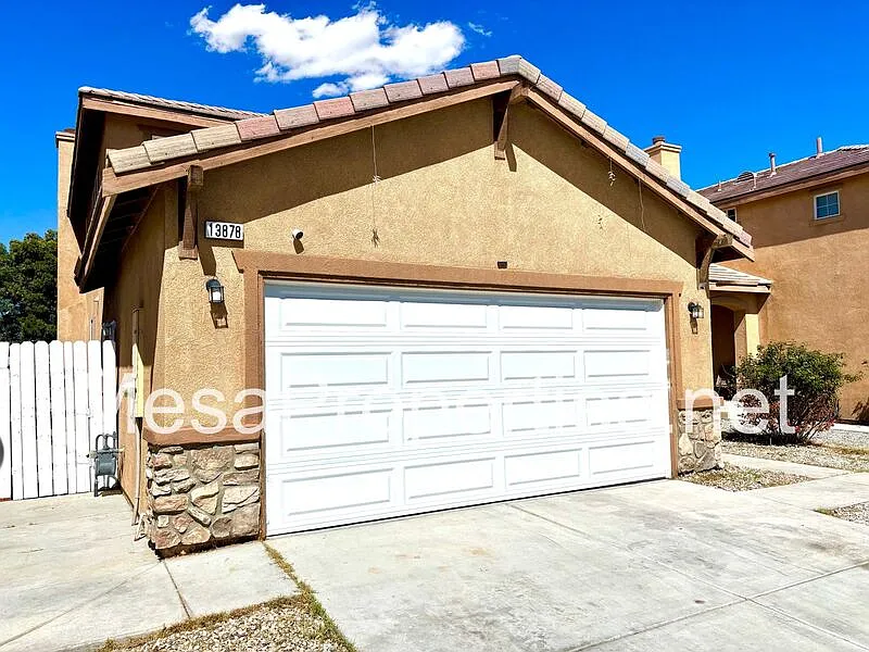4 bed, 2.5 bath, 1911 sqft, $2,250 — Photo 3