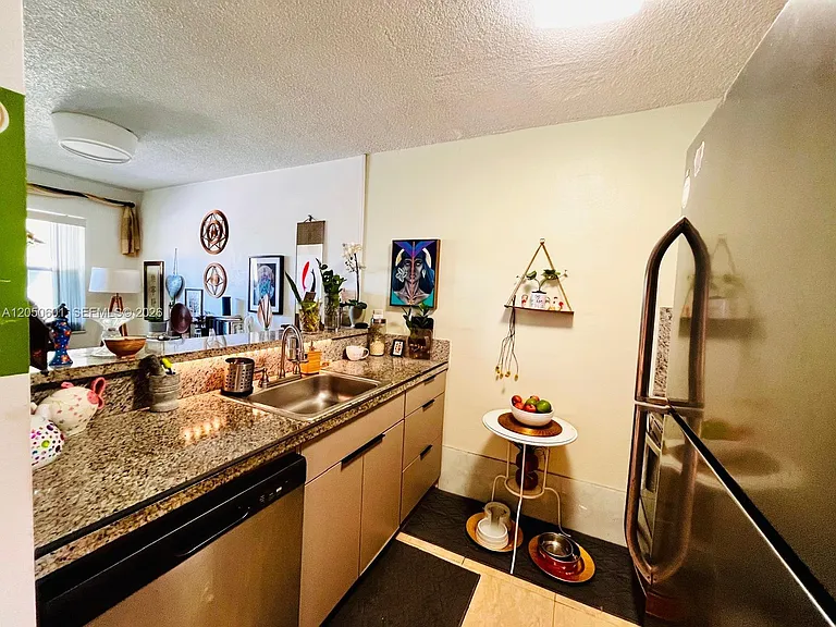 520 NE 38th St #15 — Photo 10