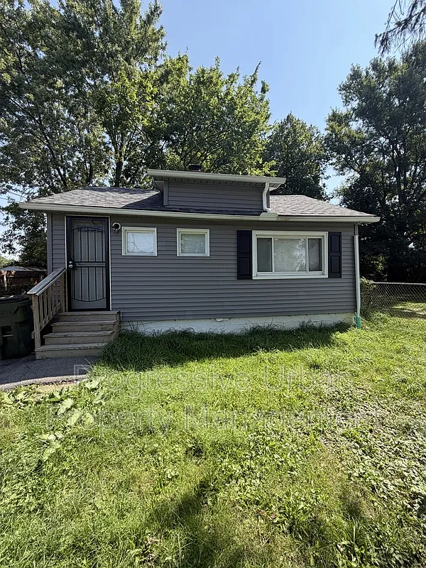 3 bed, 1.0 bath, 880 sqft, $1,550 — Photo 1