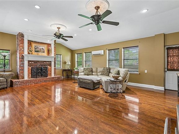 3rd image of 15 W Levert Dr