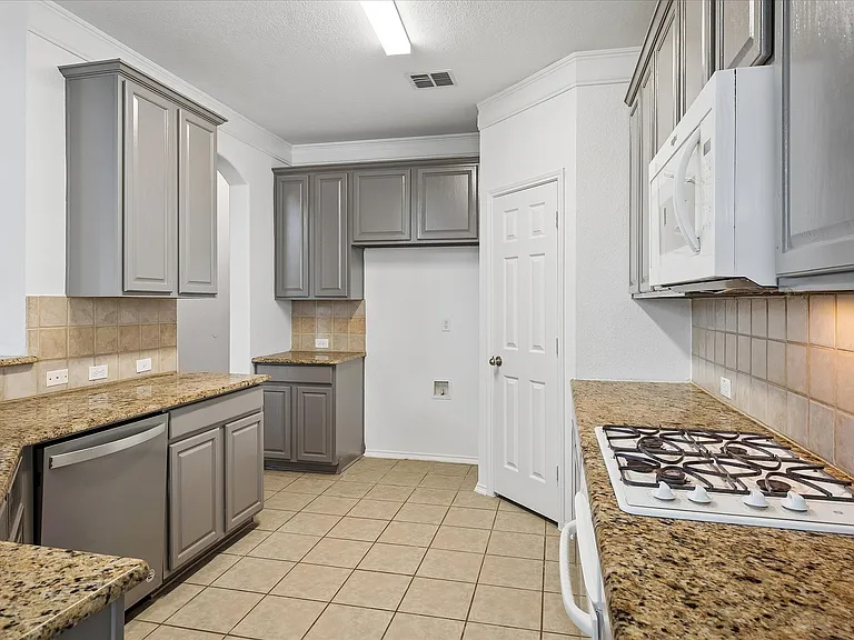 4401 Caledonia Creek Ln — Photo 9