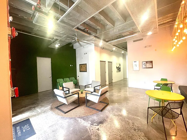302 SE Broadway St #350 — Photo 35