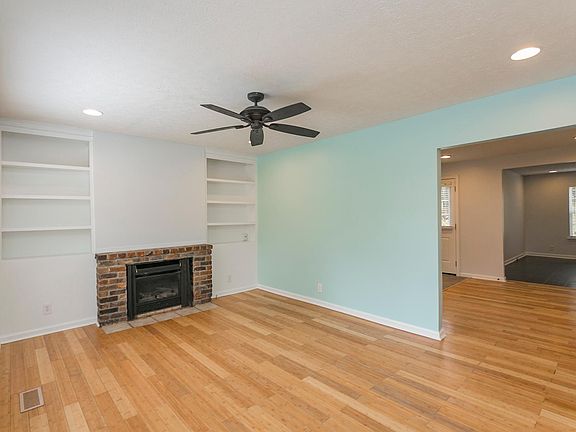 3rd image of 602 Village Ct