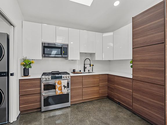 4th image of 310 W Elm Ave #101