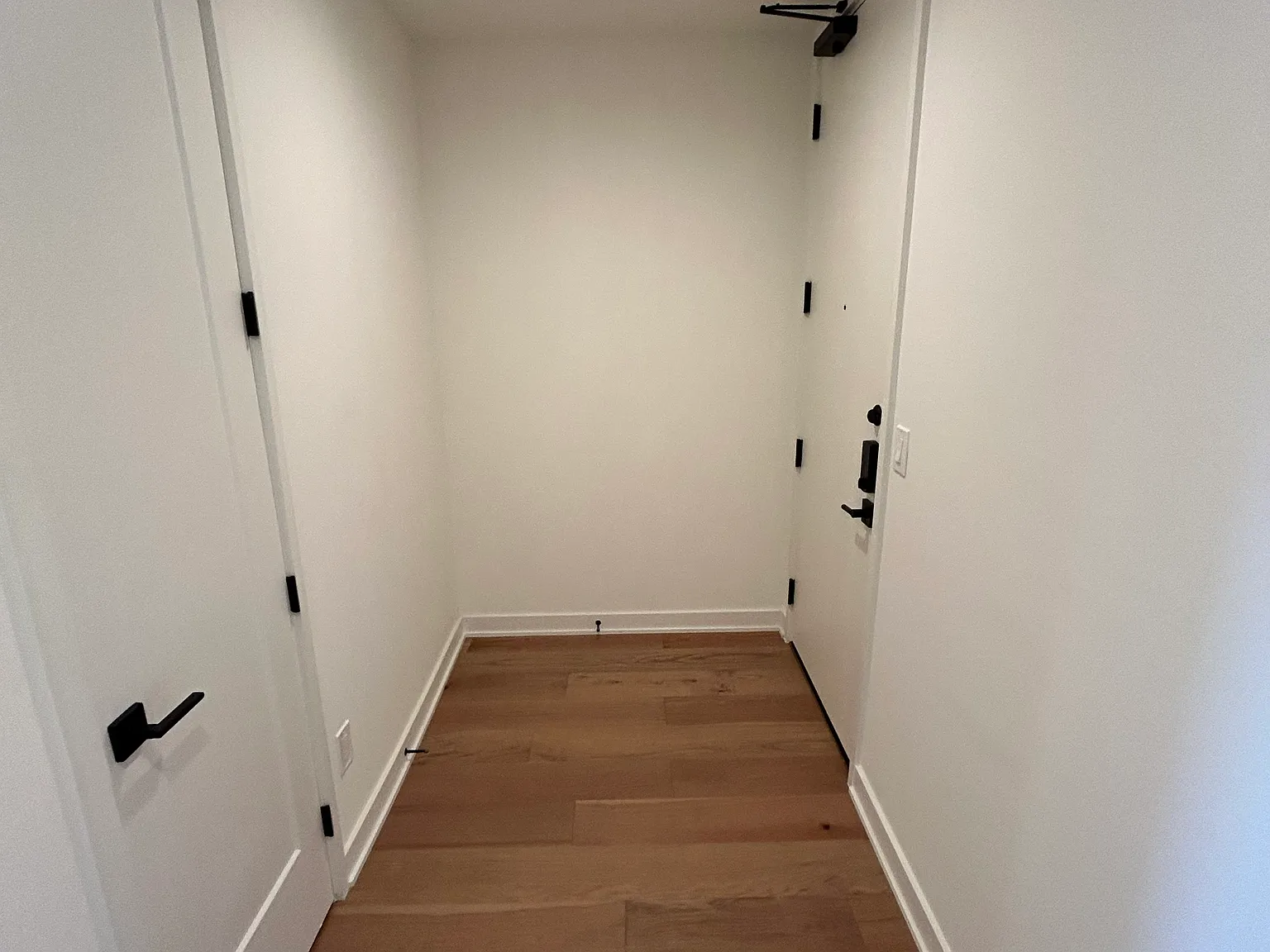 1 bed, 892 sqft, $3,050 — Photo 2