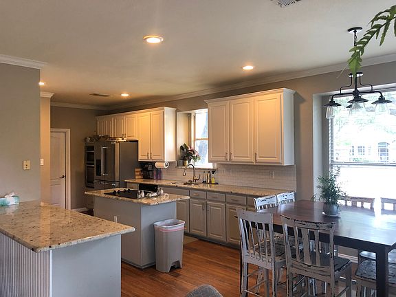 3rd image of 5996 Sandhill Cir