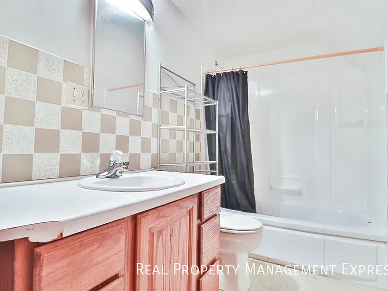 1412 W 17th St — Photo 28