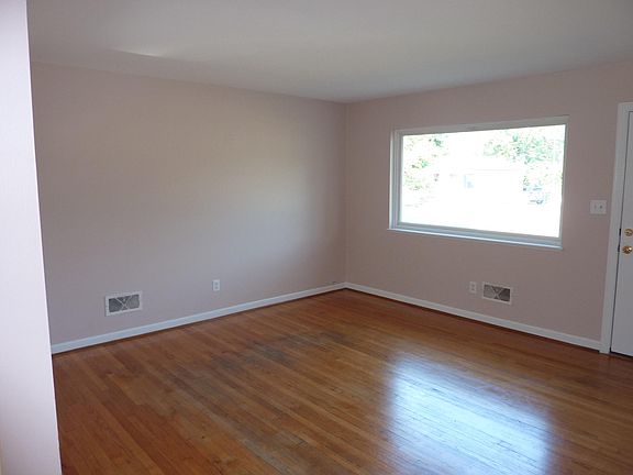 2nd image of 206 E Hill Ct