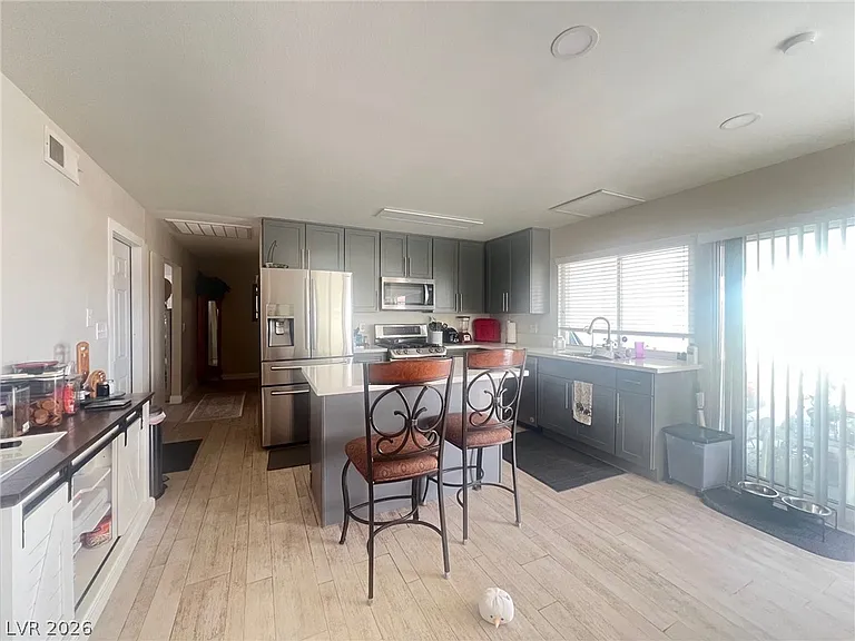4194 Greenpoint St — Photo 10