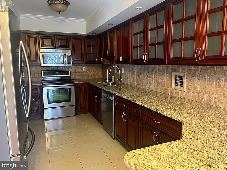 105 Montrose Ave #105 — Photo 8