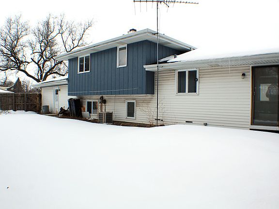 3rd image of 530 Shorewood Dr