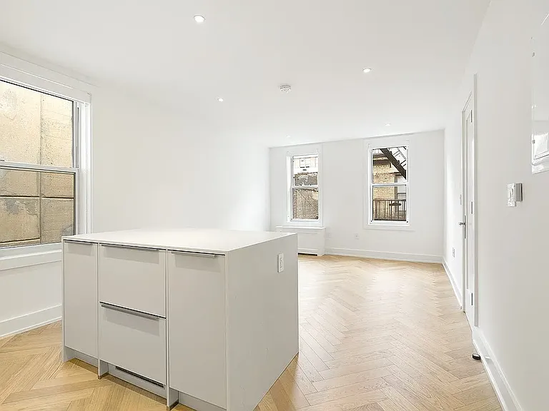 225 W 23rd St #2252J — Photo 4