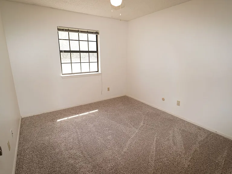 511 W Oak St #14 — Photo 10