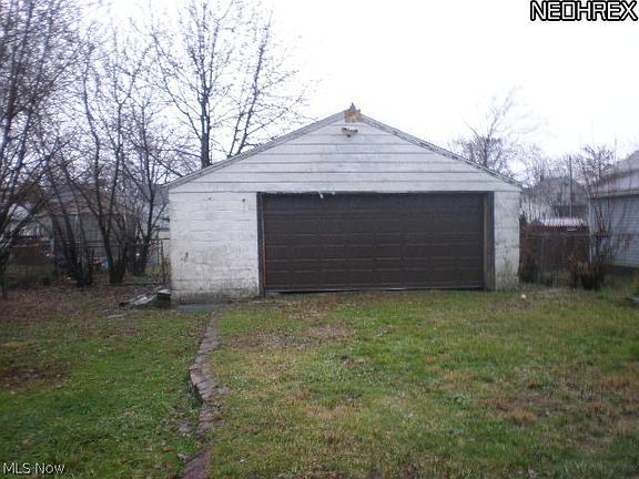 3rd image of 733 Columbus Ave NE